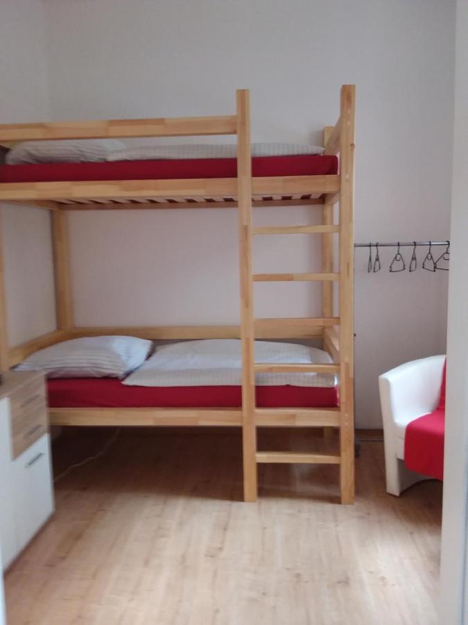Living In The Box Albergue *