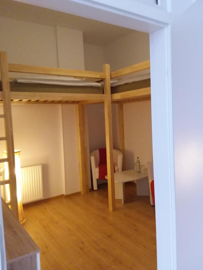 Living In The Box Albergue